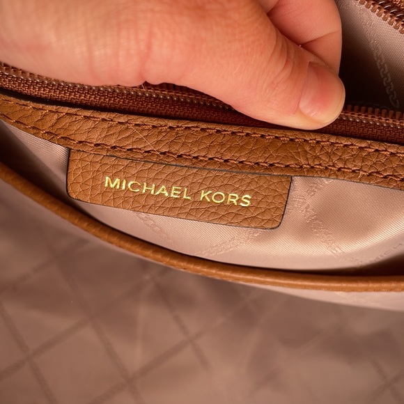 MICHAEL KORS BEDFORD PEBBLE LEATHER POCKET TOTE ACORN/GOLD - Picture 7 of 14